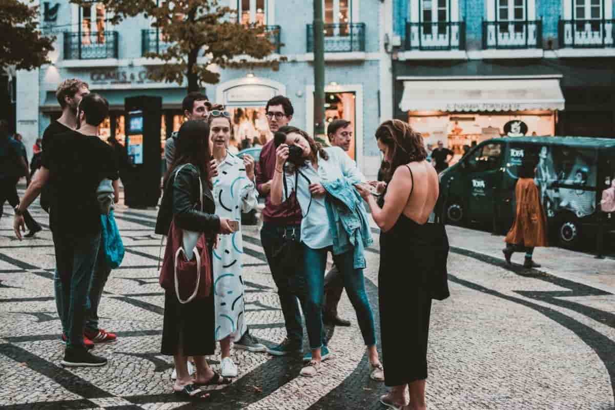 How to save money while traveling in a group?