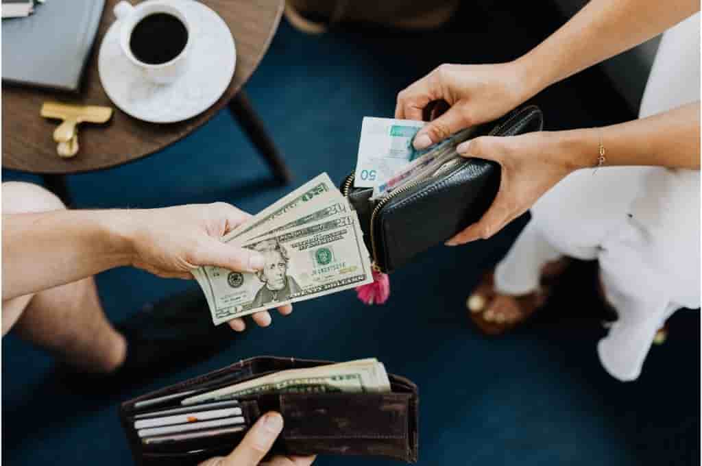 Best Ways to Carry Cash While Traveling